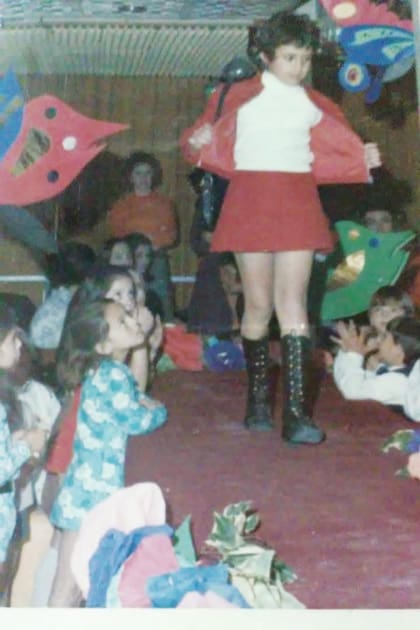 En la imagen, la vemos de chica, desfilando ropa que hacía su mamá, Grazia Maria Augusta Pizzuto, una conocida modista de Villa Carlos Paz. “Cuando me puso esas botitas con cordones, casi me muero de la alegría”, recuerda.