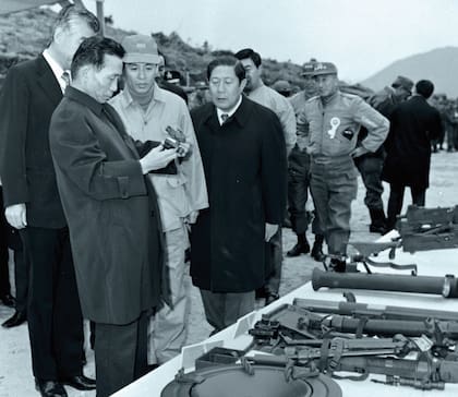 En la imagen, Park Chung Hee inspecciona prototipos militares en abril de 1972