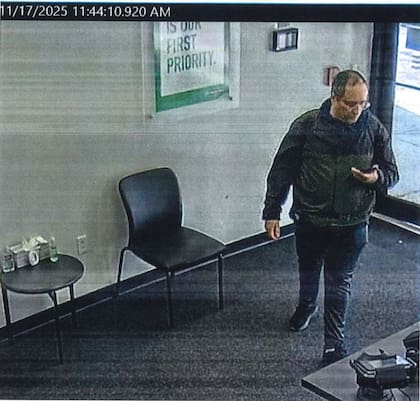 En la imagen, proporcionada por el Departamento de Policía de Providence, se muestran imágenes de vigilancia de Claudio Neves Valente, sospechoso en el tiroteo masivo ocurrido en la Universidad Brown (Departamento de Policía de Providence vía AP)