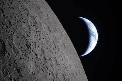 En la imagen, proporcionada por la NASA, la tripulación de Artemis II captó esta vista donde la Tierra se oculta tras la Luna durante su sobrevuelo lunar