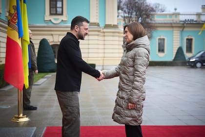 En la imagen, proporcionada por la Oficina Presidencial de Prensa de Ucrania, el presidente ucraniano, Volodymyr Zelenskyy, izquierda, saluda a la presidenta de Moldavia, Maia Sandu, en Kiev, Ucrania, el sábado 25 de enero de 2025. (Oficina Presidencial de Prensa de Ucrania vía AP)