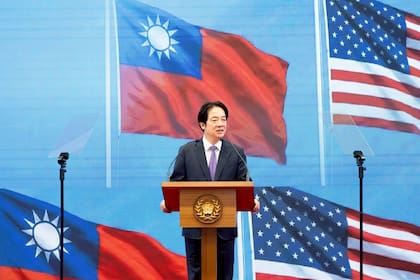 En la imagen, publicada por la Oficina Presidencial de Taiwán, el presidente Lai Ching-te habla en una conferencia de prensa sobre “la Sociedad Taiwán-Estados Unidos para la Prosperidad Económica” en Taipéi