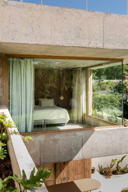 En la imagen se ve algún indicio de la terraza: allí construyeron una cancha de fútbol de césped sintético, un pedido especial de los dueños de casa.