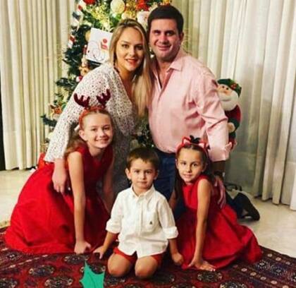 En la imagen Sophia López Moreira y su marido, Luis Pettengill junto a sus hijos en Navidad