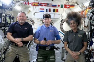 En la imagen, tomada de un video publicado por la NASA, aparecen, de izquierda a derecha, Butch Wilmore, Nick Hague y Suni Williams en una conferencia de prensa, el martes 4 de marzo de 2025 (NASA vía AP)