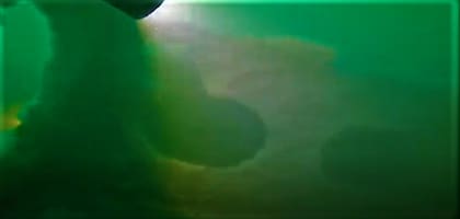 En la imagen tomada en el fondo del mar, estas vigas están dobladas o rotas, lo que demuestra el uso de explosivos