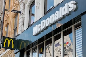 Estos son los requisitos básicos para que un inmigrante pueda trabajar en McDonald’s en EE.UU.