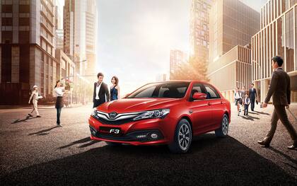 En la imagen, uno de los modelos de autos eléctricos que ofrece BYD