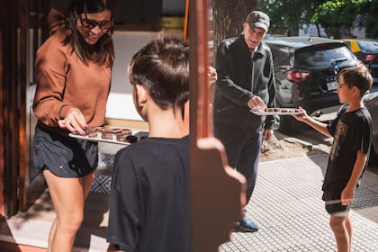 En la inauguración del nuevo local de Memorable en Palermo los vecinos probaron el alfajor de torta galesa bañado en chocolate, el invento de los nietos de Hilda Jones