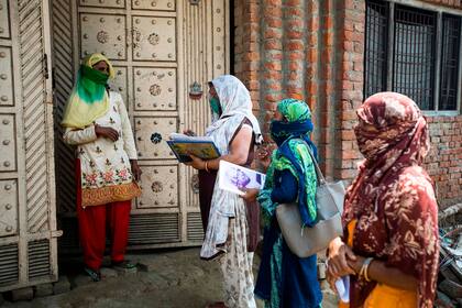 En la India, un grupo de activistas sanitarias sociales se enfrenta a la desconfianza y al riesgo de contagio para detectar a enfermos de coronavirus entre los más pobre