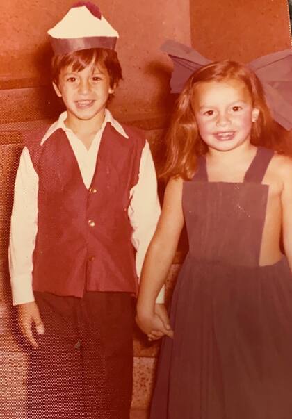 En la infancia, sonrientes y compinches