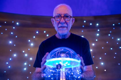 En la instalación lumínica de Joaquín Fargas, Buzz Lightyear está presente "espiritualmente” en un firmamento con patrones aleatorios de imágenes únicas y sonidos que se activan ante la presencia de cada espectador