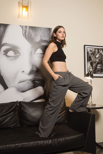 En la intimidad de su casa de Núñez, donde vive con su mamá, posa con naturalidad y se mueve cómoda ante la cámara. “Hice algunas campañas, una de ellas fue para Sarkany”, dice.