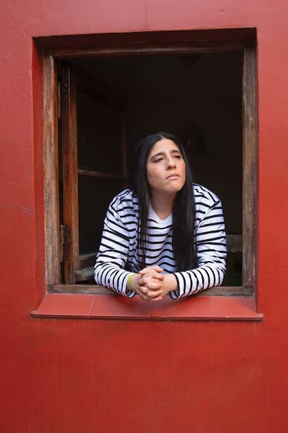 En la intimidad de su casa de San Telmo, donde todo tiene su estilo e identidad, desde la cocina hasta el patio.