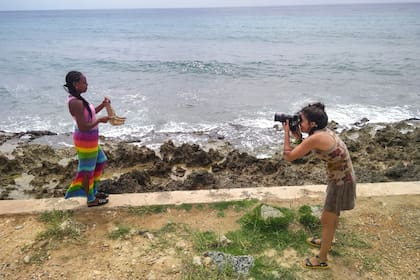 En la isla de San Andrés, Estrella le hace una foto a una mujer sosteniendo una mandíbula de caballo que se usa como instrumento musical.