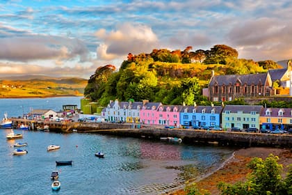 en la isla escocesa de Skye se encuentra Portree, uno de los pueblos más lindos de Europa, según el ránking elaborado por el sitio británico Uswitch