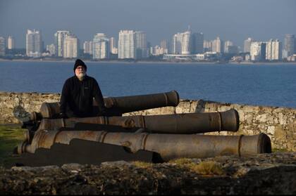 En la Isla Gorriti, de Uruguay, encontró un cañón del HMS Agamemnon que había disparado, en 1805, en la batalla de Trafalgar