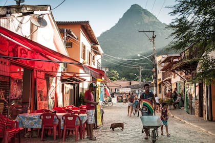 En la isla no circulan autos, no hay bancos ni cajeros automáticos, pero ofrece opciones de alojamiento y gastronomía para diferentes presupuestos
