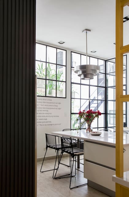 En la isla, sillas encordadas (Bull Buenos Aires) y lámpara (Duveen).