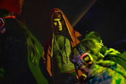 En la jugada puesta en escena participa una decena de artistas