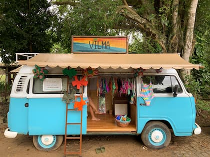 En la kombiloja de Vilma se venden bikinis en la entrada de Itacaré.