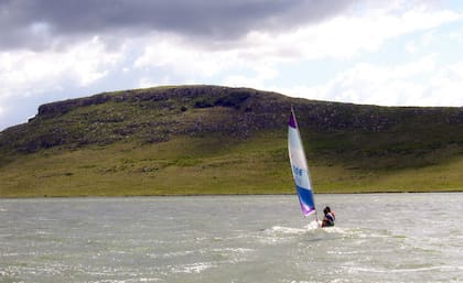 En la laguna La Brava es posible desarrollar diferentes deportes y juegos de agua en un entorno de sierras