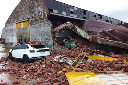 En la localidad de 9 de Julio se produjeron serios destrozos por el avance de una fuerte tormenta