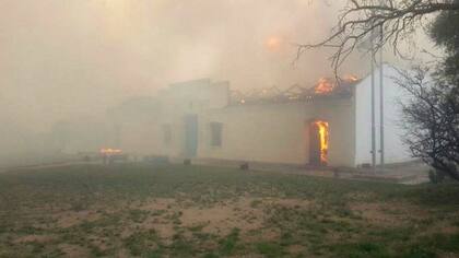 En la localidad de La Punta, el fuego arrasó con una réplica de la Casa de Tucumán