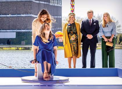 En la localidad que visitaron por la mañana,
todas las actividades que hicieron mezclaban
ciencia y tecnología. Uno de los momentos
más esperados fue cuando las princesas
y su mamá fueron entrevistadas en vivo