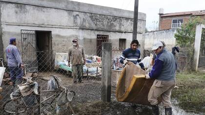 En La Madrid, al sur de Tucumán, los afectados empezaron a volver a sus hogares