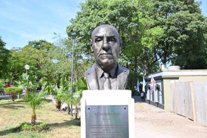 En la mañana de este sábado, la Municipalidad de Corrientes rindió homenaje a Juan Ramón Aguirre Lanari, destacado diplomático reconocido por su lucha en la recuperación de las Islas Malvinas.
