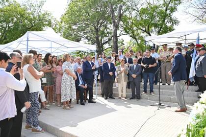 En la mañana de este sábado, la Municipalidad de Corrientes rindió homenaje a Juan Ramón Aguirre Lanari, destacado diplomático reconocido por su lucha en la recuperación de las Islas Malvinas.