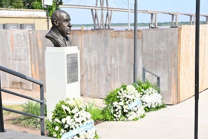 En la mañana de este sábado, la Municipalidad de Corrientes rindió homenaje a Juan Ramón Aguirre Lanari, destacado diplomático reconocido por su lucha en la recuperación de las Islas Malvinas.