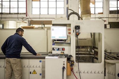 En la máquina Unix se lleva a cabo todo el proceso de mecanizado de las piezas.