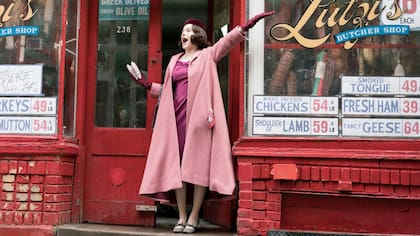 En La maravillosa señora Maisel, de Amazon Prime Video, Rachel Brosnahan es una ama de casa de la década del 50 que descubre su talento para la comedia