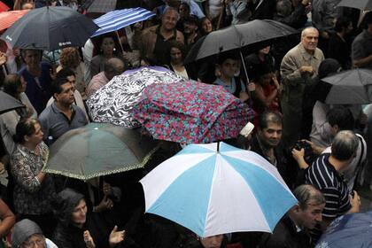 En la marcha, se comercializaban paraguas y pilotos