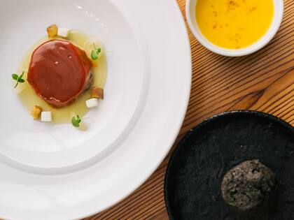 En la masterclasss, Liporace cocinó una ensalada de lengua a la cantonesa, berenjena ahumada, sopa de calabaza y naranja, parmigiano y un bizcocho de sésamo