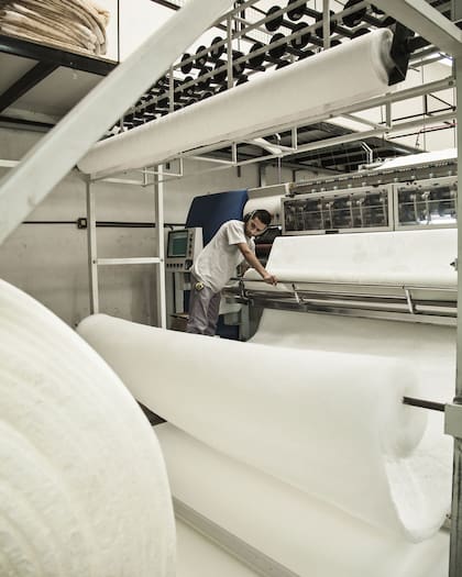 En la matelaseadora se fabrican las tapas que suman mayor confort al colchón.