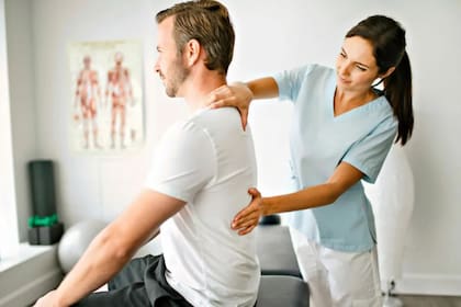 En la mayoría de los casos, el dolor de espalda no se resuelve con cirugía, y conviene optar por tratamientos como fisioterapia