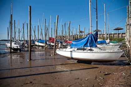 En la mayoría de los puertos de la costa del Paraná están restringidas tanto la navegación como la pesca comercial y deportiva