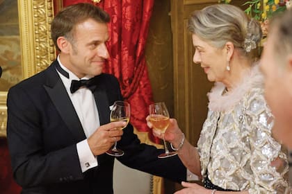 En la mesa, Carolina se sentó en un lugar de honor: al lado del presidente Macron. Acá, durante el brindis. La visita de Estado tuvo como fin reafirmar el compromiso mutuo y la cooperación de los países en temas como el ambiente y los océanos (participaron de la tercera cumbre de las Naciones Unidas sobre los Océanos), seguridad internacional, entre otros.