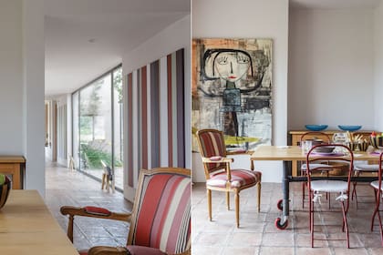 En la mesa de costado, vidrios retro turquesas (La Mersa)