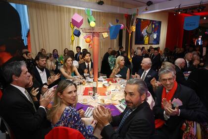 En la mesa de Josefina Carles e Ignacio Noel, Gloria y Dicky Smith Estrada, Conrado Etchebarne y su mujer, María Noel