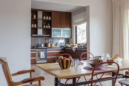 En la mesa de zoita: platos de gres y bowls grande y chico de la ceramista Laura Daltoe (La Urraca)