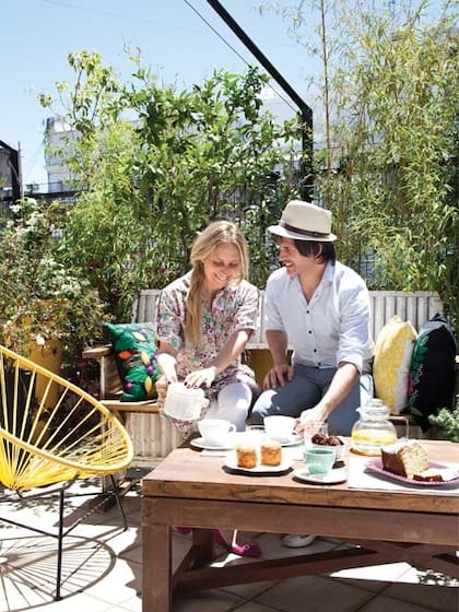 En la mesa: juego de taza y plato blanco (Ketha, $110 y $100), plato blanco vintage (Bretaña, $195), plato de té blanco ($140, Bretaña), bols turquesa y estampado ( Ketha, $120 c/uno), tetera transparente modelo Honesta (Tea Connection).