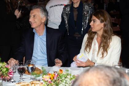 En la mesa principal, Mauricio Macri y Juliana Awada, con la remera de Nadal en sus manos.