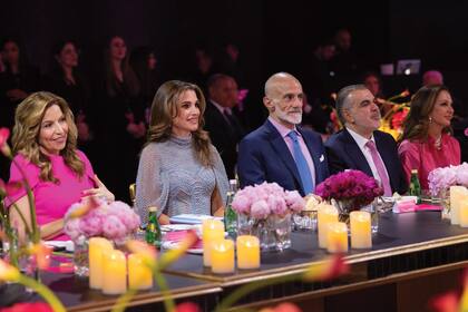 En la mesa principal, Rania junto a la princesa Ghida Talal, presidenta de King Hussein Cancer Center, el príncipe Talal bin Muhammad, asesor especial del rey Abdalá II, y el primer ministro jordano Bisher Khasawneh.