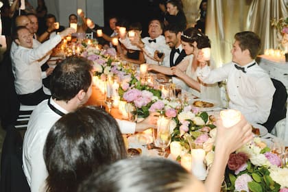 En la mesa principal, un divertido brindis con las velas.