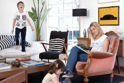En la mesa ratona apoyan libros de gran formato. Uno de ellos, una joya de la arquitectura japonesa: la obra completa del gran Tadao Ando. También hay grandes latas antiguas con fotos familiares