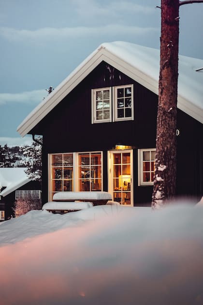 En la metáfora, un hombre está en el interior de su casa con el paisaje nevado